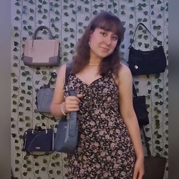 Meet your Posher, Alyssa - Picture 4 of 4